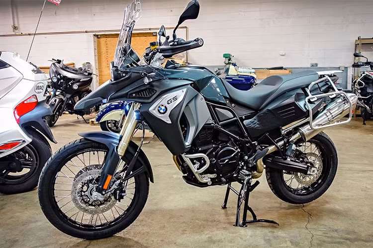 Mẫu xe môtô BMW F800GS sở hữu khối động cơ 798cc, sản sinh công suất cực đại 85 hp tại vòng tua 7.500. Thuộc dòng Adventure, F800GS sở hữu ngoại hình khá giống với R1200GS, chuyên trị các loại địa hình như đất đá, sình lầy, băng rừng lội suối v.v… Xe đang được niêm yết chính hãng với mức giá 349 triệu đồng (giảm 10 triệu khuyến mãi).