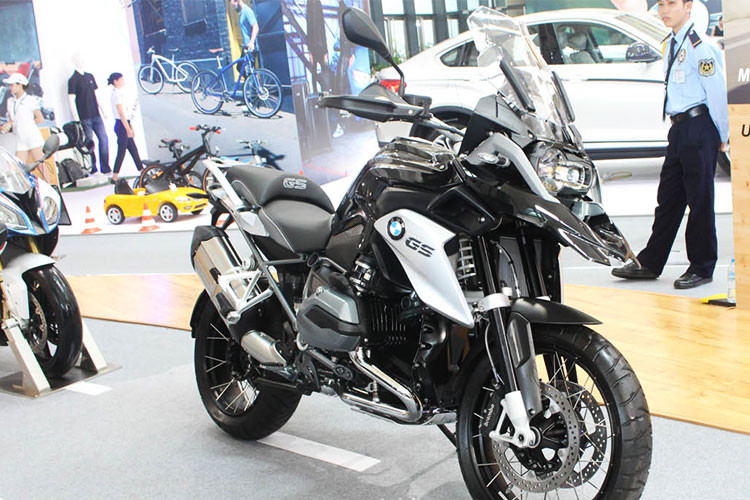 Hiện giá bán chính hãng của BMW R1200GSA chính hãng tại Việt Nam là 629 triệu đồng. Phiên bản BMW R1200GS được bán ra khoảng 590 triệu đồng. Mức giá khuyến mãi của mẫu xe này hiện còn 565 triệu đồng cho bản R1200 GS và 574 triệu đồng cho phiên bản R1200R Trip Black.