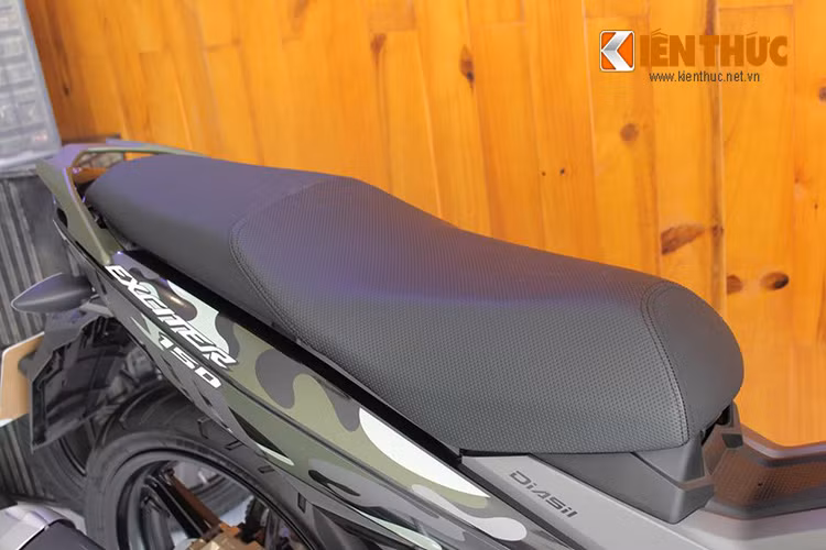 Bên cạnh đó còn có các phụ kiện đậm chất lính cho các biker gồm: mũ bảo hiểm, kính, giày cao cổ, túi xách từ chính hãng.