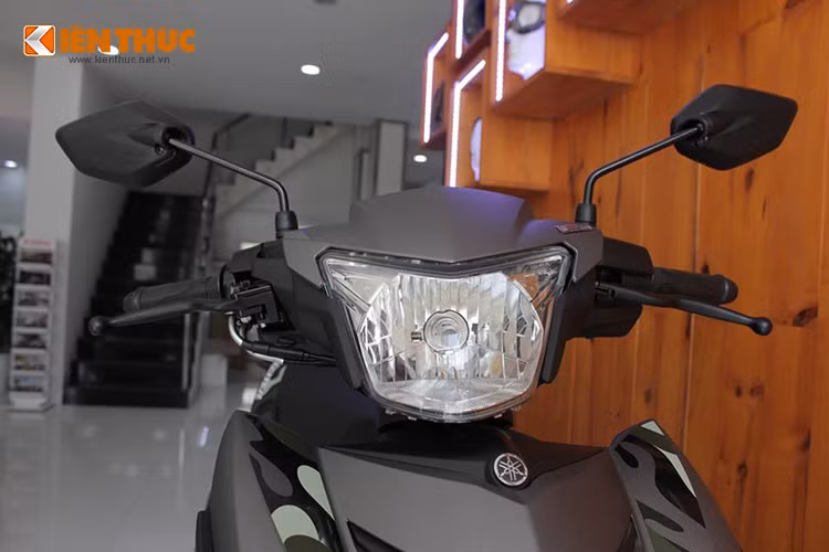 Các chi tiết trên xe không có quá nhiều thay đổi. Điểm khác biệt duy nhất của phiên bản Camo so với phiên bản tiêu chuẩn của Exciter 150 là lớp tem màu rằn ri, phong cách nhà binh.