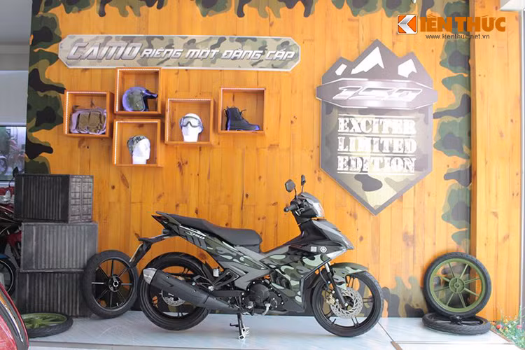 Sau khi được Yamaha Việt Nam tung ra một số hình ảnh vào ngày hôm qua (1/7) thì hôm nay, Exciter 150 Camo đã xuất hiện tại một số đại lý chính hãng.