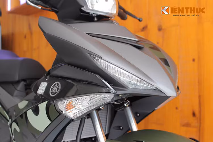 Lớp tem mới mang phong cách nhà binh được phủ khắp thân xe. 