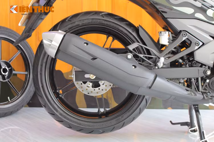 Các bộ phận như vành, lốp, đầu đèn xe... vẫn là những món đồ đã có mặt trên phiên bản Exciter 150.