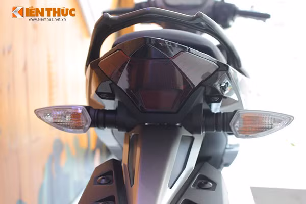 Exciter 150 Camo mang màu sơn đen xám khỏe khoắn kết hợp với các chi tiết màu rằn ri.