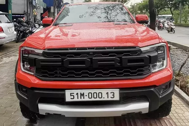 Hình ảnh do Vin Trần chia sẻ cho thấy, chiếc xe bán tải Ford Ranger Raptor của anh có màu đỏ cam, 1 tông màu khá hot trên mẫu xe này, chưa hết, cư dân mạng còn khá tò mò với chiếc biển số 51M-000.13, với nhiều người, đây có lẽ lần đầu nhìn thấy biển 51M những lại đặc biệt đi kèm con số 13.