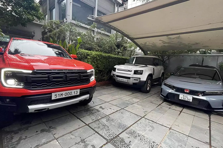 Tuy nhiên, trong garage xe của Vin Trần lại có khá nhiều chiếc xe tiền tỷ đăng ký biển số 13, thậm chí, đó đều là các dòng xe đắt tiền như Honda Civic Type R, lăn bánh hơn 2,6 tỷ đồng, Land Rover Defender 90 giá từ 3,9 tỷ đồng, và sau cùng, chiếc xe bán tải Ford Ranger Raptor.