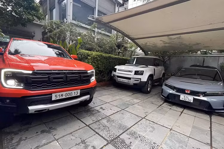 Tuy nhiên, trong garage xe của Vin Trần lại có khá nhiều chiếc xe tiền tỷ đăng ký biển số 13, thậm chí, đó đều là các dòng xe đắt tiền như Honda Civic Type R, lăn bánh hơn 2,6 tỷ đồng, Land Rover Defender 90 giá từ 3,9 tỷ đồng, và sau cùng, chiếc xe bán tải Ford Ranger Raptor.