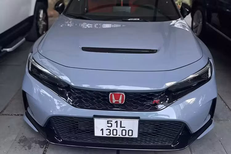 Chỉ sau nửa năm sở hữu xe Honda Civic Type R, Vin Trần đã rao bán lại với mức giá 2,5 tỷ đồng, nhưng mãi không ai mua, nên đã hạ giá chỉ còn hơn 2,1 tỷ đồng. Chiếc xe Honda Civic Type R này cũng được Vin Trần mua biển số đấu giá là 51L-130.00, với chỉ 40 triệu đồng.
