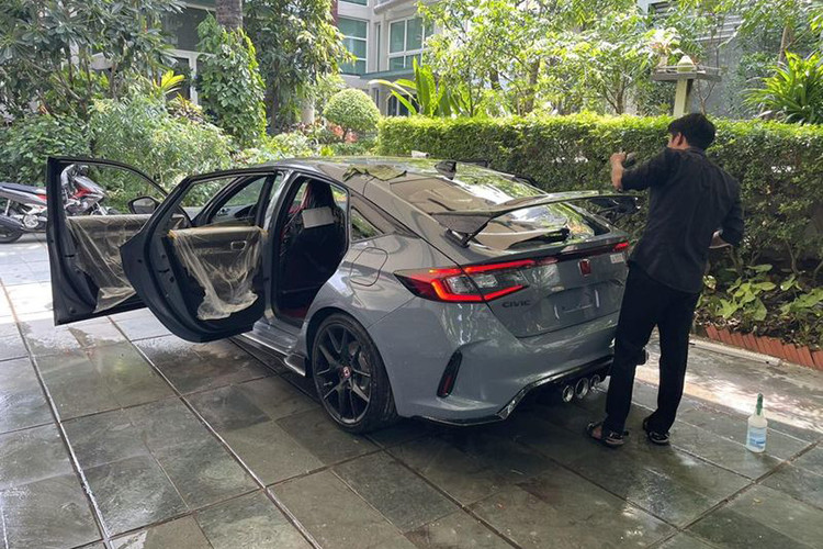 Đầu tiên là Honda Civic Type R, chỉ có 18 xe được bán tại Việt Nam. Và để trở thành người mua đầu tiên, Vin Trần phải lặn lội lên đến đại lý xe Honda ở Tây Nguyên để đặt hàng, tuy nhiên, người nhận bàn giao xe Honda Civic Type R đầu tiên Việt Nam lại là Cường Đô la, dù tay chơi này cho người quen đến đại lý chính hãng để làm lễ bàn giao.