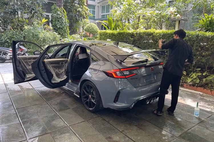 Đầu tiên là Honda Civic Type R, chỉ có 18 xe được bán tại Việt Nam. Và để trở thành người mua đầu tiên, Vin Trần phải lặn lội lên đến đại lý xe Honda ở Tây Nguyên để đặt hàng, tuy nhiên, người nhận bàn giao xe Honda Civic Type R đầu tiên Việt Nam lại là Cường Đô la, dù tay chơi này cho người quen đến đại lý chính hãng để làm lễ bàn giao.