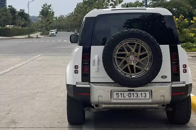 Ngoài ra, người dùng còn có thể lựa chọn tùy chọn hệ truyền động P400 MHEV (Mild Hybrid Electric Vehicle) 6 xi-lanh có thông số kỹ thuật tương ứng là 394 mã lực và 550 Nm. Dù là tùy chọn nào, xe đều được trang bị hộp số tự động 8 cấp và hệ dẫn động 4 bánh toàn thời gian.