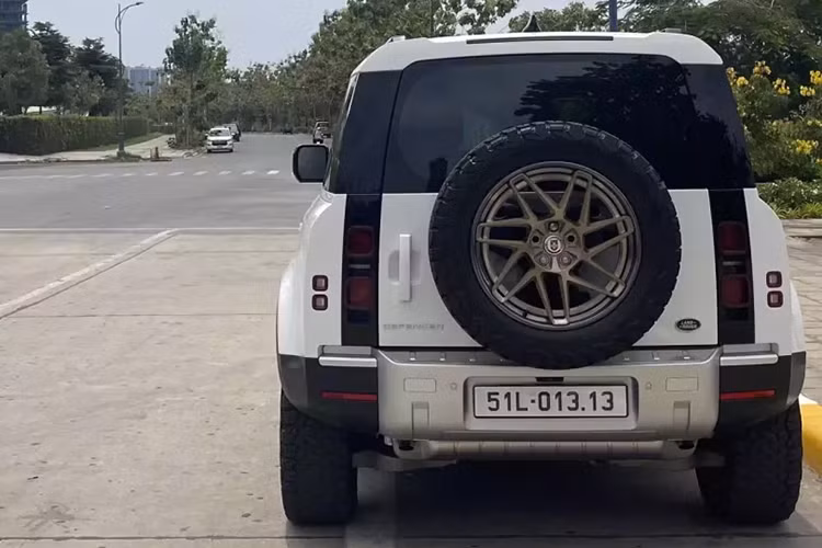 Ngoài ra, người dùng còn có thể lựa chọn tùy chọn hệ truyền động P400 MHEV (Mild Hybrid Electric Vehicle) 6 xi-lanh có thông số kỹ thuật tương ứng là 394 mã lực và 550 Nm. Dù là tùy chọn nào, xe đều được trang bị hộp số tự động 8 cấp và hệ dẫn động 4 bánh toàn thời gian.