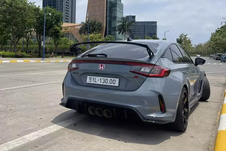 Điểm ấn tượng của Civic Type R 2023 là bên dưới nắp ca-pô. Tại đây, xe được trang bị động cơ xăng VTEC 4 xi-lanh, tăng áp, dung tích 2.0L, sản sinh công suất tối đa 315 mã lực tại tua máy 6.500 vòng/phút và mô-men xoắn cực đại 420 Nm tại dải vòng tua 2.600 – 4.000 vòng/phút.