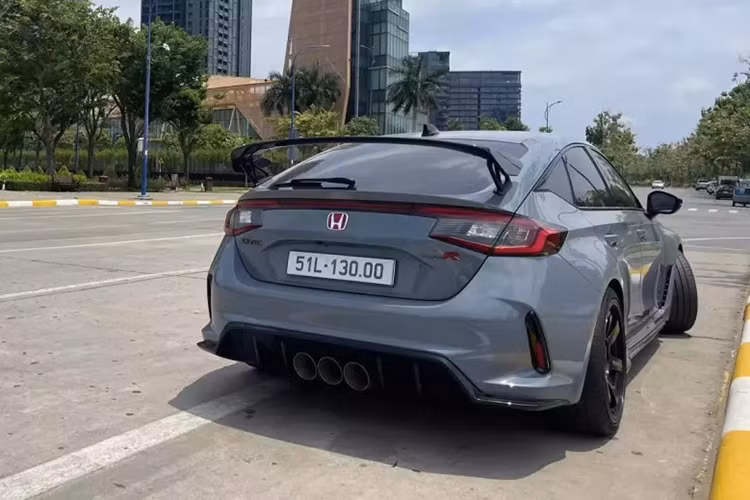 Điểm ấn tượng của Civic Type R 2023 là bên dưới nắp ca-pô. Tại đây, xe được trang bị động cơ xăng VTEC 4 xi-lanh, tăng áp, dung tích 2.0L, sản sinh công suất tối đa 315 mã lực tại tua máy 6.500 vòng/phút và mô-men xoắn cực đại 420 Nm tại dải vòng tua 2.600 – 4.000 vòng/phút.