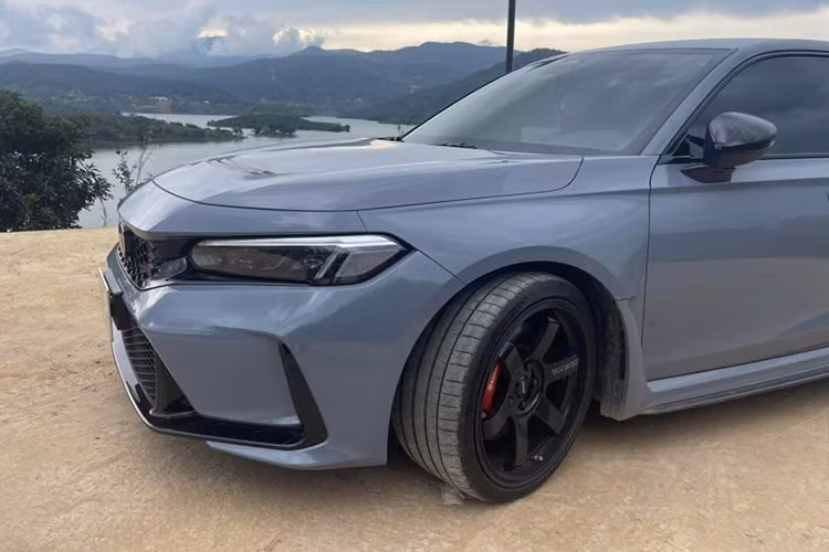 Sức mạnh của xe được truyền tới cầu trước thông qua hộp số sàn 6 cấp, cho phép xe đạt vận tốc tối đa 272 km/h. Hộp số sàn nâng cấp này kết hợp với hệ thống ga tự động (Rev Match System). Bên cạnh đó, phiên bản hiệu suất cao của dòng Honda Civic còn có 4 chế độ lái, bao gồm Comfort, Sport, Individual và +R.