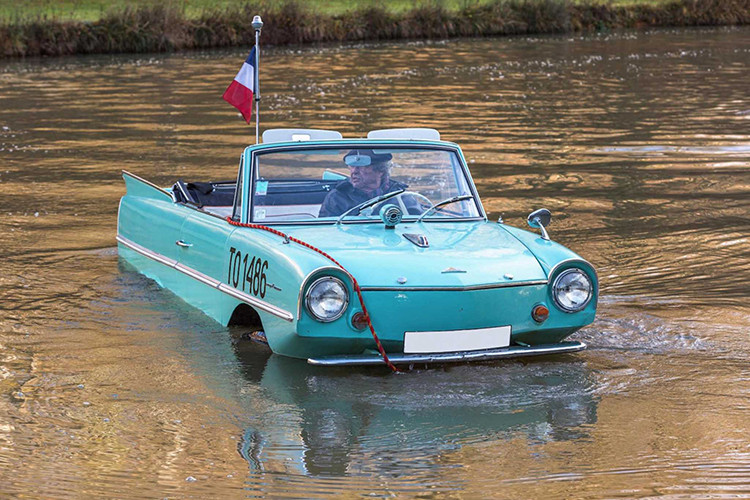 Mẫu xe lội nước Amphicar 770 đời cũ hiện vẫn còn được sử dụng, nếu bạn muốn sở hữu 1 chiếc thì mức giá là 8000 bảng Anh (tương đương khoảng 237 triệu đồng), đã bao gồm VAT.