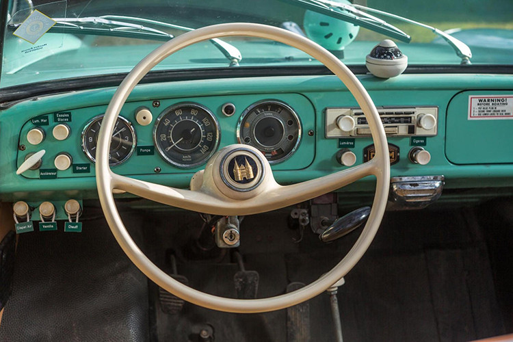 Bên trong xe cũng được trang bị tay lái, cần số và phanh, ga... Động cơ được sử dụng trên xe ôtô Amphicar 770 là loại 4 xylanh thẳng hàng diesel, dung tích 1147cc. Đây là động cơ được dùng trên chiếc Triumph Herald 1200.