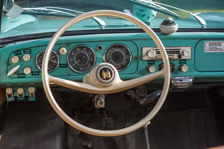 Bên trong xe cũng được trang bị tay lái, cần số và phanh, ga... Động cơ được sử dụng trên xe ôtô Amphicar 770 là loại 4 xylanh thẳng hàng diesel, dung tích 1147cc. Đây là động cơ được dùng trên chiếc Triumph Herald 1200.