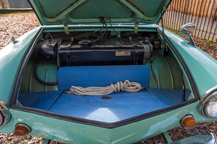 Về thiết kế, nó cũng sở hữu các chi tiết không khác gì một chiếc xe thương mại - thậm chí còn khá đẹp với mui trần "sang chảnh". Cốp phía sau xe rộng rãi để đựng các vật dụng cho người dùng khi cần phải... bơi.