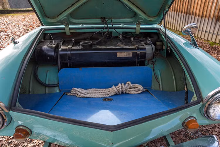 Về thiết kế, nó cũng sở hữu các chi tiết không khác gì một chiếc xe thương mại - thậm chí còn khá đẹp với mui trần "sang chảnh". Cốp phía sau xe rộng rãi để đựng các vật dụng cho người dùng khi cần phải... bơi.