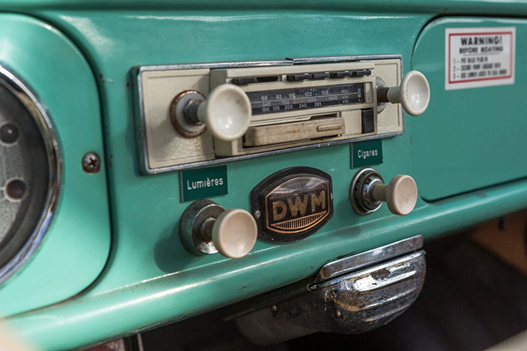 Hộp số sàn 4 cấp của xe từ Hermes (lấy từ chiếc Porsche 356) có khả năng truyền động vừa bánh xe và chân vịt cùng lúc hoặc độc lập tuỳ điều kiện sử dụng. Treo và phanh được cung cấp bởi Mercedes-Benz.