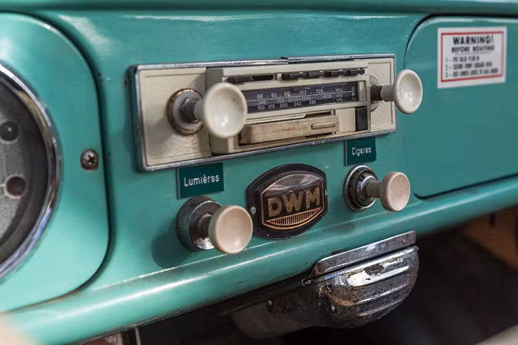 Hộp số sàn 4 cấp của xe từ Hermes (lấy từ chiếc Porsche 356) có khả năng truyền động vừa bánh xe và chân vịt cùng lúc hoặc độc lập tuỳ điều kiện sử dụng. Treo và phanh được cung cấp bởi Mercedes-Benz.