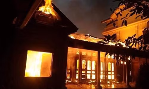 Ngoi nha go tien ty bi thieu rui tai san do thap huong ngay Tet