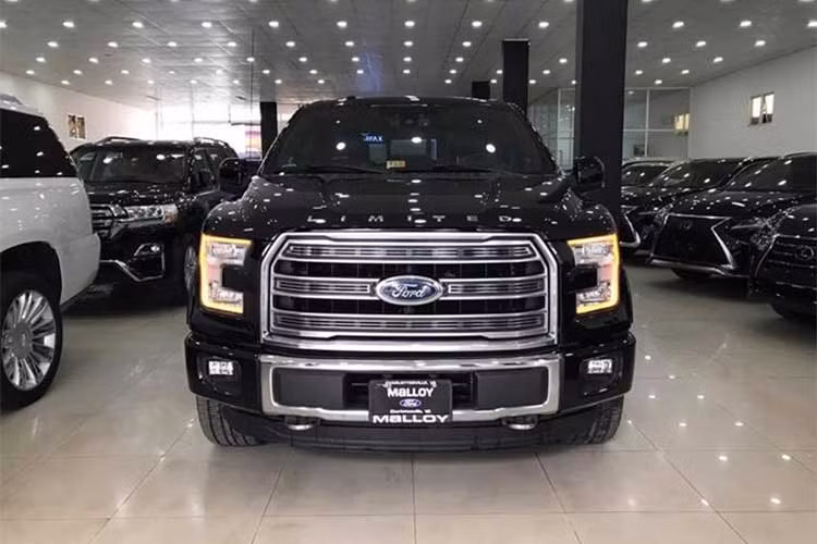 Chiếc xe bán tải Ford F-150 2017 Limited xuát hiện tại một đại lý xe nhập khẩu không chính hãng tại Hà Nội. Tại Việt Nam, một số doanh nghiệp tư nhân cho biết mẫu xe F-150 sau khi nhập về và bán ra có mức giá hơn 3 tỷ đồng. Tuy nhiên đơn vị nhập khẩu mẫu xe này chưa tiết lộ mức giá.
