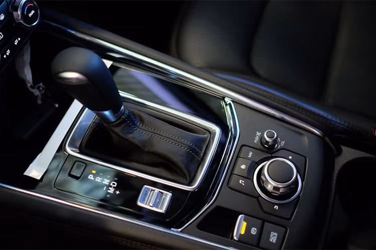 Nằm trong chuỗi sản phẩm công nghệ mới, CX-5 là mẫu xe thứ 3 của hãng sau Mazda6 và Mazda3 được trang bị hệ thống GVC nâng cao sự ổn định thân xe, mang đến sự thoải mái cho người sử dụng. Bên cạnh các trang bị cảnh báo điểm mù, cảnh báo phương tiện cắt ngang khi lùi, cảnh báo làn đường, hệ thống hỗ trợ giữ làn đường,...