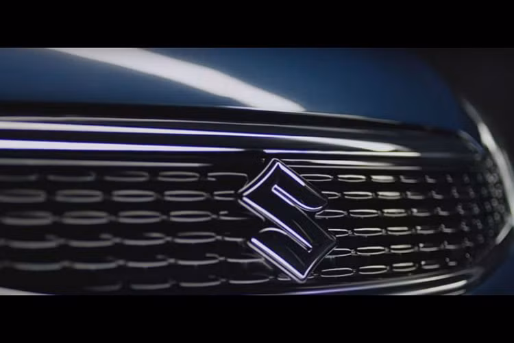 Cụ thể Suzuki Ciaz 2019 bản nâng cấp sẽ có lưới tản nhiệt mới dạng tổ ông thay cho thanh nan như trước đây. Xe được trang bị hệ thống đèn pha LED projector tương tự các mẫu xe ra mắt trước đó của hãng như Suzuki Ignis, Suzuki Swift, Suzuki Dzire và Suzuki Maruti S-Cross.