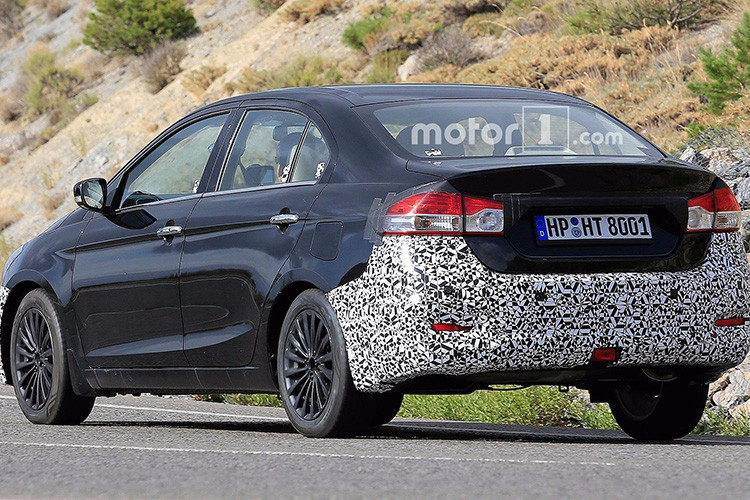 Đi kèm với động cơ là hộp số tự động 4 cấp hoặc hộp số sàn 5 cấp. Theo thông tin từ Suzuki, động cơ mới cũng có thể kết hợp với công nghệ SHVS kết hợp motor điện cho phép nâng cao hiệu suất sử dụng nhiên liệu.