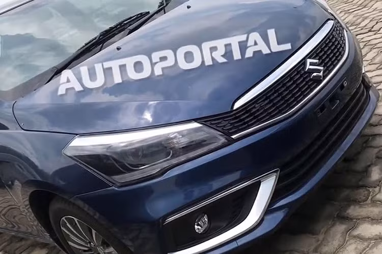 Dựa trên những hình ảnh được ghi lại được trên đường chạy thử, có thể thấy Suzuki Ciaz 2019 sở thiết kế đầu xe sắc sảo hơn, mâm xe hợp kim mới phong cách hơn và đuôi xe thu hút hơn nhờ đèn hậu LED mới.