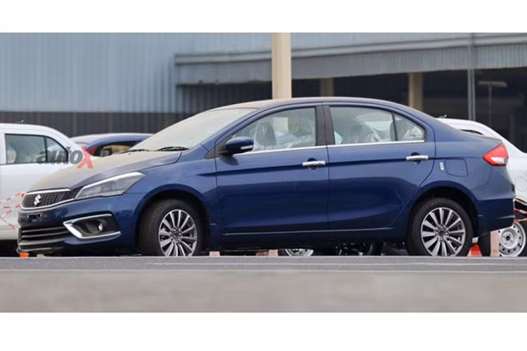 Mới đây, mẫu xe Suzuki Ciaz 2019 phiên bản nâng cấp giữa vòng đời bất ngờ lộ diện trên đường phố, theo một số nguồn tin cho biết - mẫu xe sedan hạng B mới này sẽ có nhiều thay đổi về thiết kế, trang bị ngoạt thất, cũng như được nâng cấp động cơ xăng hoàn toàn mới.