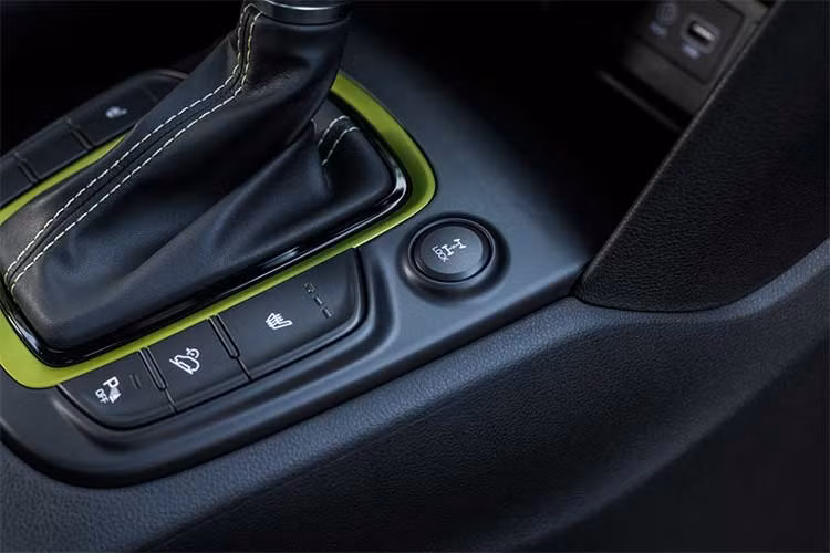 Phiên bản Hyundai Kona 2018 cao cấp nhất còn có màn hình hiển thị trên kính HUD và bộ sạc điện thoại không dây chuẩn Qi. Toàn bộ các phiên bản của dòng xe sẽ đều được trang bị hệ thống phanh tự động cùng một loạt các hệ thống hỗ trợ an toàn khác.