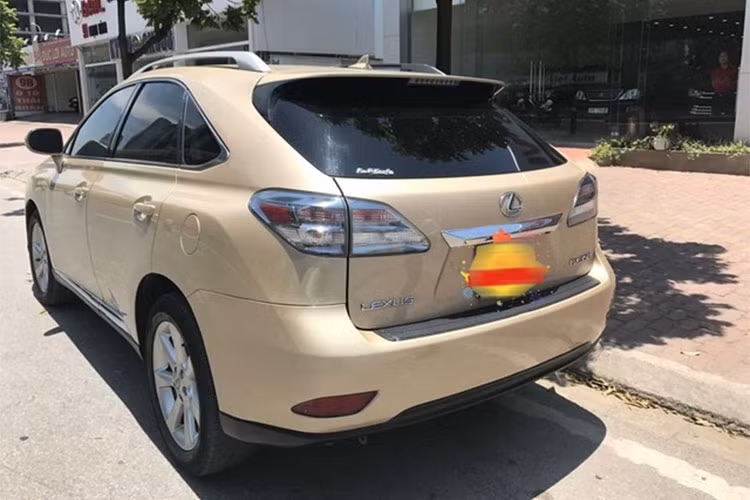 Chiếc Lexus RX350 cũ trong bài viết được sản xuất năm 2010, nhập khẩu nguyên chiếc từ thị trường Mỹ bởi đơn vị tư nhân. Xe đã lăn bánh hơn 35.000 km sau 7 năm sử dụng. xe Lexus RX350 2010 dài 4.770 mm, rộng 1.885 mm và cao 1.695 mm, chiều dài trục cơ sở 2.740 mm.