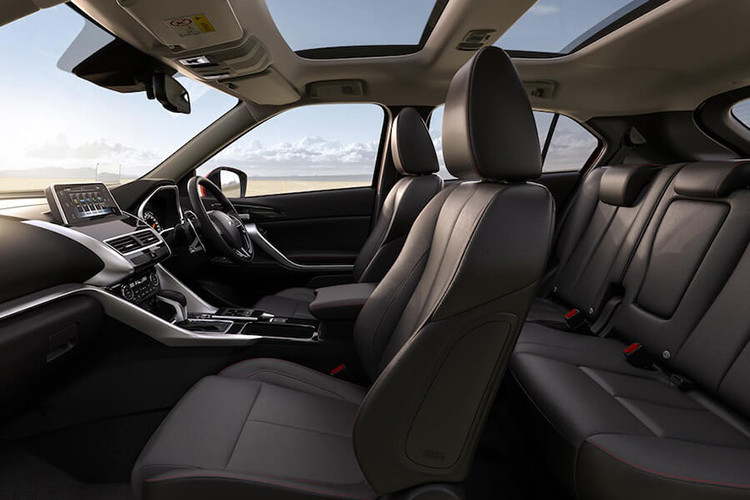 Bàn điều khiển cảm ứng touchpad có phần lạc lõng trên phiên bản cũ đã bị loại bỏ khỏi Mitsubishi Eclipse Cross 2021. Do đó, màn hình cảm ứng được đặt gần với ngồi trên ghế phụ lái hơn để hành khách dễ sử dụng.