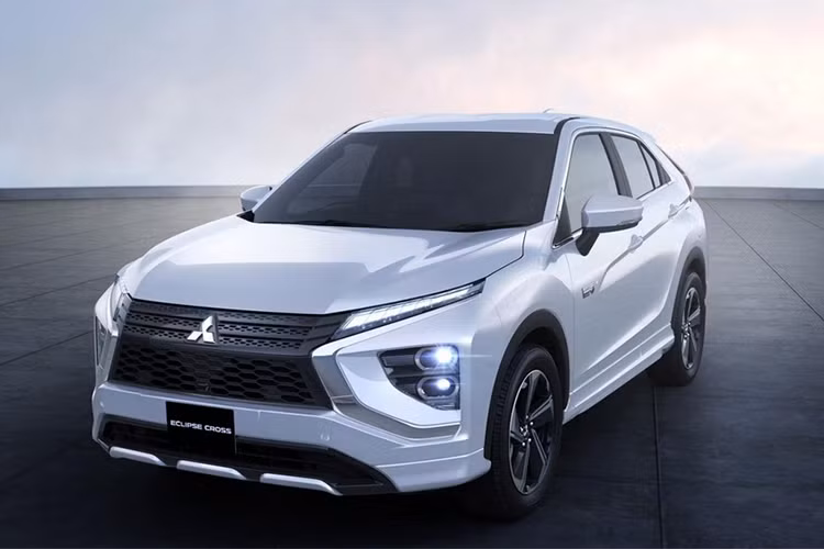 Trong tương lai, hãng Mitsubishi còn bổ sung phiên bản plug-in hybrid tiết kiệm nhiên liệu hơn cho mẫu crossover này. Theo tin đồn, Mitsubishi Eclipse Cross 2021 phiên bản plug-in hybrid sẽ dùng hệ dẫn động giống với Outlander PHEV, bao gồm máy xăng 4 xi-lanh, dung tích 2,4 lít và 2 mô-tơ điện. Hiện giá xe Mitsubishi Eclipse Cross 2021 vẫn chưa được công bố.