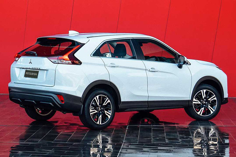 Về động cơ, Mitsubishi Eclipse Cross 2021 ở thị trường Mỹ sử dụng máy xăng 4 xi-lanh, tăng áp, dung tích 1,5 lít, sản sinh công suất tối đa 152 mã lực và mô-men xoắn cực đại 249 Nm. Động cơ kết hợp với hộp số biến thiên vô cấp và hệ dẫn động 1 cầu hoặc 2 cầu Super All Wheel Control (S-AWC).