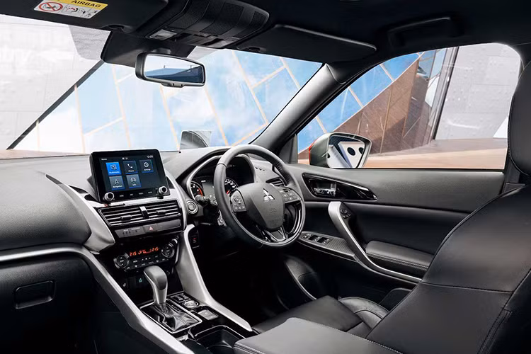 Bên trong xe, Mitsubishi Eclipse Cross 2021 có hệ thống thông tin giải trí với màn hình cảm ứng tăng kích thước từ 7 inch lên 8 inch đồng thời có giao diện mới. Màn hình này đi kèm các núm xoay cơ học tiện dụng.