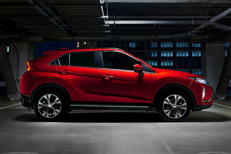 Đúng như kế hoạch, mới đây, hãng Mitsubishi đã chính thức vén màn phiên bản 2021 của Eclipse Cross. Bước sang phiên bản mới, mẫu crossover cỡ C - Mitsubishi Eclipse Cross 2021 mới vẫn giữ nguyên kiểu dáng tổng thể như cũ và tiếp tục được áp dụng ngôn ngữ thiết kế Dynamic Shield. Tuy nhiên, hãng Mitsubishi đã bổ sung một số chi tiết thiết kế mới cho đối thủ của Honda CR-V, Mazda CX-5 và Hyundai Tucson.