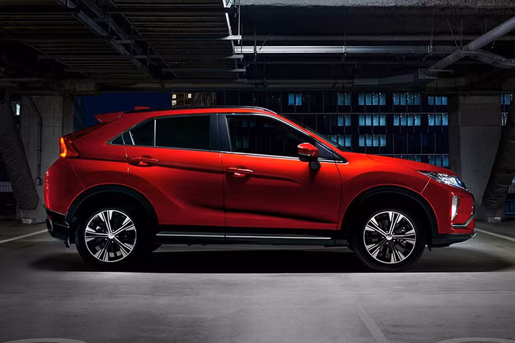 Đúng như kế hoạch, mới đây, hãng Mitsubishi đã chính thức vén màn phiên bản 2021 của Eclipse Cross. Bước sang phiên bản mới, mẫu crossover cỡ C - Mitsubishi Eclipse Cross 2021 mới vẫn giữ nguyên kiểu dáng tổng thể như cũ và tiếp tục được áp dụng ngôn ngữ thiết kế Dynamic Shield. Tuy nhiên, hãng Mitsubishi đã bổ sung một số chi tiết thiết kế mới cho đối thủ của Honda CR-V, Mazda CX-5 và Hyundai Tucson.