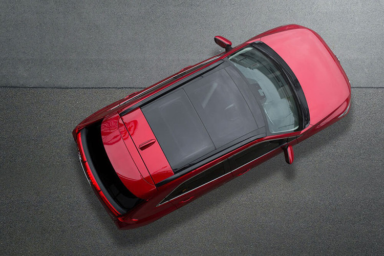 Đằng sau, Mitsubishi Eclipse Cross 2021 có nhiều thay đổi hơn với đèn hậu nối liền nhau của phiên bản cũ đã không còn được sử dụng nữa. Thay vào đó là đèn hậu hình chữ L, kéo dài lên trên và ôm lấy kính cửa sau. Tiếp đến là cửa cốp cải tiến giúp thiết kế đuôi xe bớt cục mịch và cản sau màu đen, đi kèm tấm ốp gầm giả để tăng vẻ rắn rỏi.