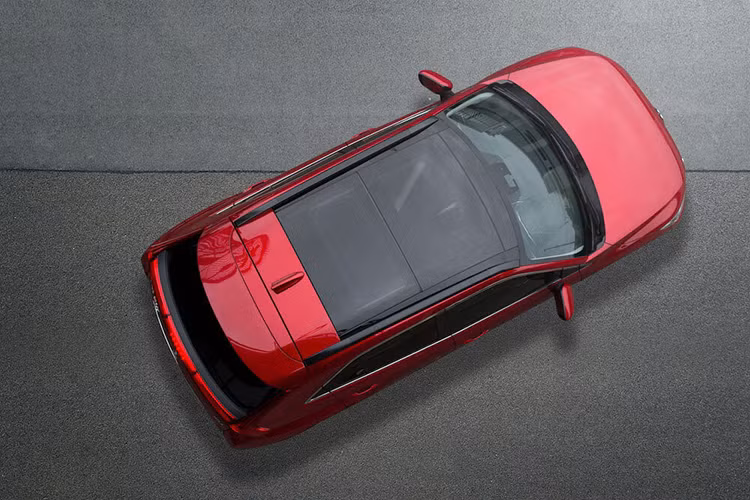 Đằng sau, Mitsubishi Eclipse Cross 2021 có nhiều thay đổi hơn với đèn hậu nối liền nhau của phiên bản cũ đã không còn được sử dụng nữa. Thay vào đó là đèn hậu hình chữ L, kéo dài lên trên và ôm lấy kính cửa sau. Tiếp đến là cửa cốp cải tiến giúp thiết kế đuôi xe bớt cục mịch và cản sau màu đen, đi kèm tấm ốp gầm giả để tăng vẻ rắn rỏi.