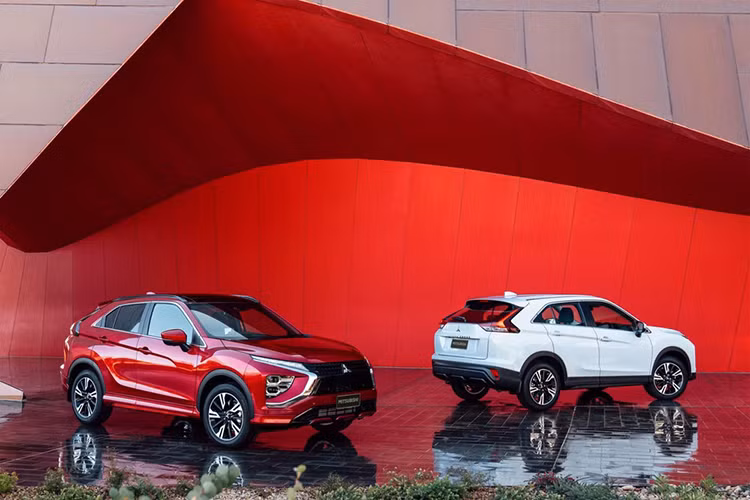 Trong chiến lược sản phẩm trong giai đoạn từ năm tài khóa 2020 - 2022 của hãng Mitsubishi, hãng loạt mẫu xe sẽ được nâng cấp lên phiên bản mới nhằm cải thiện lợi nhuận cho thương hiệu này. Trong số những mẫu xe được nâng cấp ấy, có cả mẫu crossover cỡ C Mitsubishi Eclipse Cross mới.