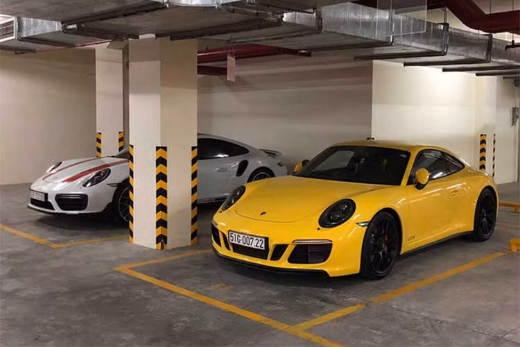 Porsche 911 Carrera 2017 đầu tiên tại Việt Nam này thuộc phiên bản GTS. Xe nổi bật với sức mạnh vận hành ấn tượng nhờ trang bị động cơ Boxer 3.0 lít, 6 xi-lanh tăng áp kép, cho công suất sản sinh công suất tối đa 445 mã lực tại vòng tua máy 6.500 vòng phút và mô-men xoắn cực đại 550 Nm tại 2.150 – 5.000 vòng/phút.