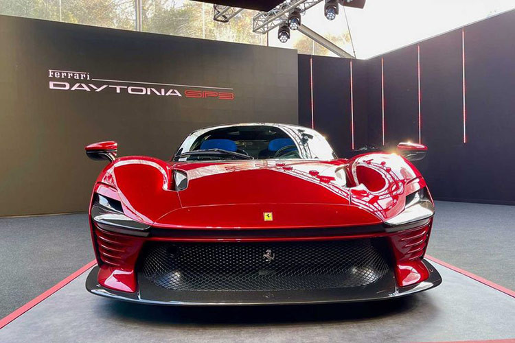 Ferrari Daytona SP3 được trang bị khối động cơ V12, dung tích 6.5 lít, hút khí tự nhiên, bơm ra công suất tối đa 829 mã lực và mô-men xoắn cực đại 697 Nm. Nội công của xe Daytona SP3 sẽ được truyền tới hệ dẫn động cầu sau và hộp số ly hợp kép 8 cấp F1 với sự hỗ trợ của bộ vi sai chống trượt, nhờ đó, siêu phẩm hypercar mới nhất của nhà Ferrari tăng tốc từ vị trí xuất phát 100 km/h chỉ trong thời gian 2,85 giây.