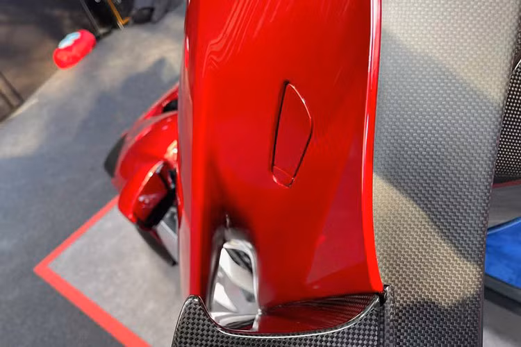 Nhưng biết đâu được có phần trăm xác suất nào đó các đại gia bỏ cuộc và cơ hội lại đến với nhà sưu tập xe lớn nhất Việt Nam, chỉ nó khá là nhỏ nhoi. Nếu Ferrari Daytona SP3 về Việt Nam, thì không ai khác mua nó ngoài ông Đặng Lê Nguyên Vũ và cũng sẽ trở thành mẫu xe giới hạn đầu tiên của Ferrari công bố, không phải giới hạn theo kiểu thời gian.