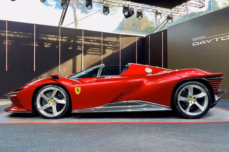Siêu xe Ferrari Daytona SP3 vốn chỉ sản xuất ra 599 chiếc trên toàn thế giới nhưng không phải bạn là tỷ phú sẽ mua được xe, thay vào đó, hãng xe Ý sẽ chọn chủ nhân cho siêu phẩm này, trong đó có rất nhiều nhân vật nổi tiếng đã sở hữu SP3 như CR7, Ibrahimovic...