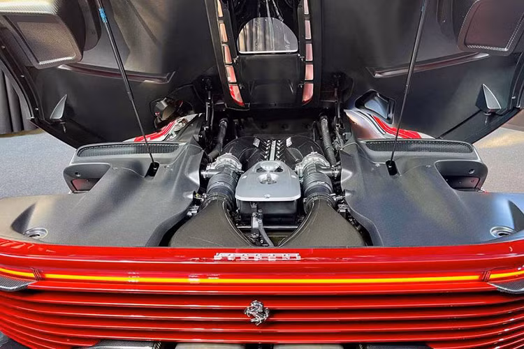 Đèn pha LED có cấu trúc phức tạp và cơ chế bật lên, tấm chắn có thể đóng mở và còn có các đường lướt gió ngang khá thể thao. Giống với LaFerrari, SP3 sử dụng cửa mở cánh bướm với các khe thoát khi ấn tượng, kính chắn gió thiết kế hình vòm.