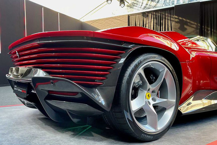 Với bộ sưu tập gần 40 chiếc siêu xe Ferrari, bấy nhiêu cũng đã cho thấy độ đam mê của "Qua" Vũ dành cho thương hiệu nay, nên sẽ không quá bất ngờ nếu ông nằm trong số các khách hàng VIP của hãng. Tuy nhiên, Ferrari Daytona SP3 là 1 sản phẩm đặc biệt, và trước khi ông Vũ được đưa vào danh sách nói trên, họ đã tìm thấy chủ nhân cho toàn bộ 599 chiếc xe Ferrari Daytona SP3?